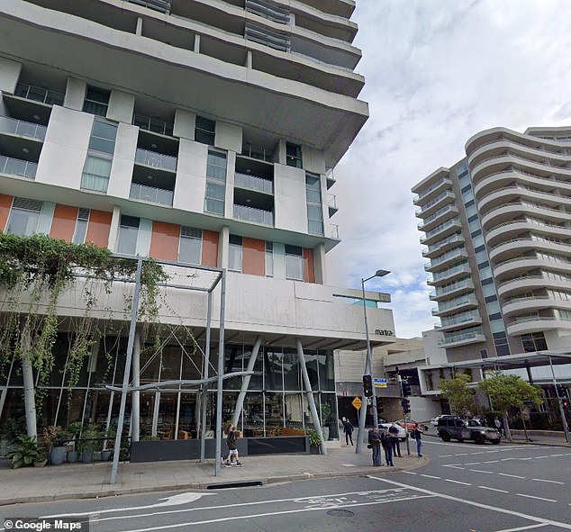 Die Polizei von Queensland wurde am Sonntagmorgen gegen 10.30 Uhr zum Mantra Hotel in der Mary St im zentralen Geschäftsviertel von Brisbane gerufen