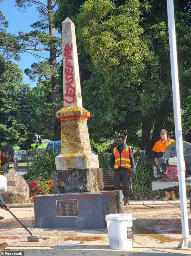 „Waffenstillstand“ war in großen roten Buchstaben auf den Obelisken des Denkmals gekritzelt (im Bild).