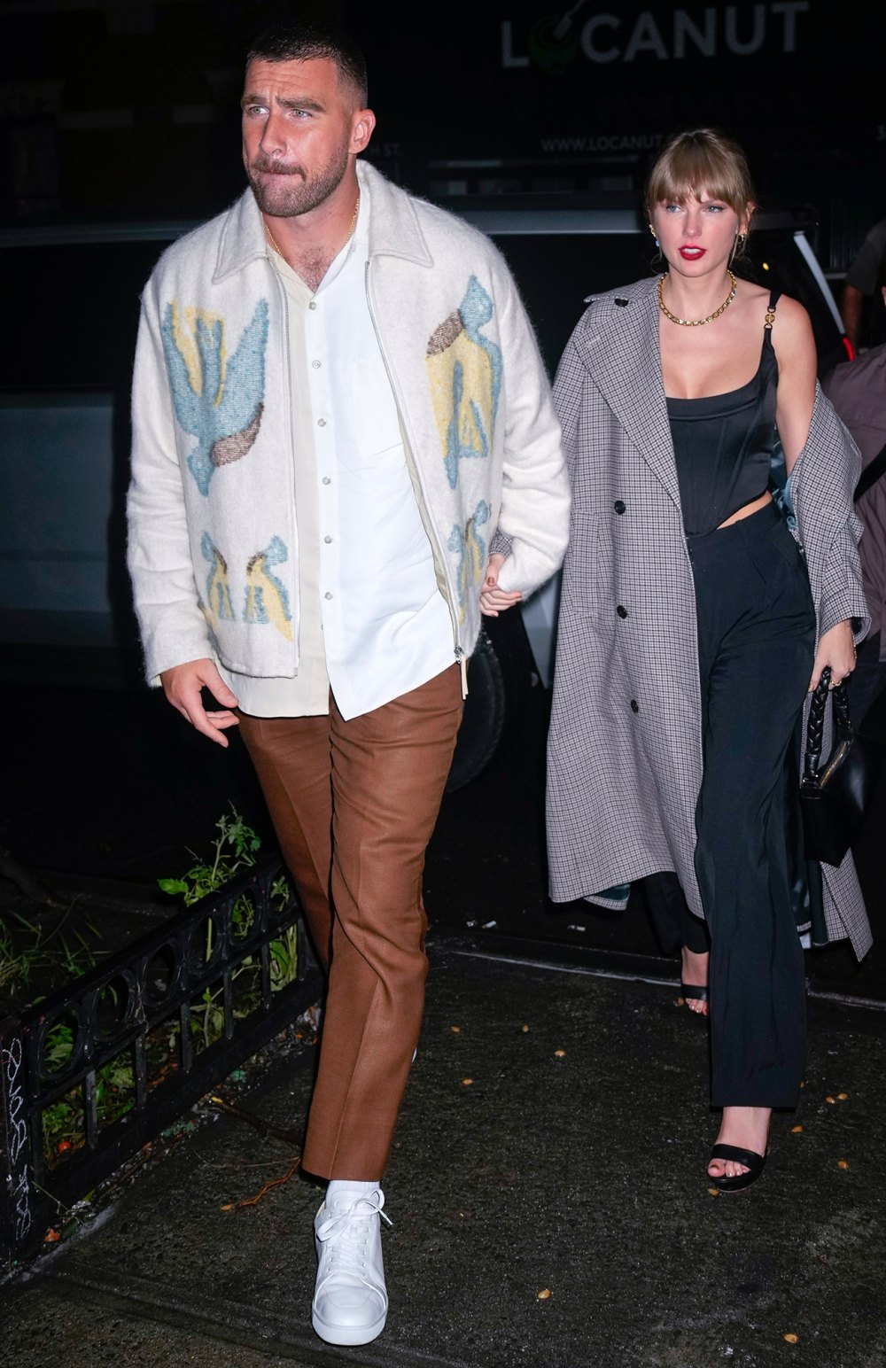 Taylor Swift und Travis Kelce halten beim Abendessen in Buenos Aires Händchen, nachdem der NFL-Star in der Stadt angekommen ist