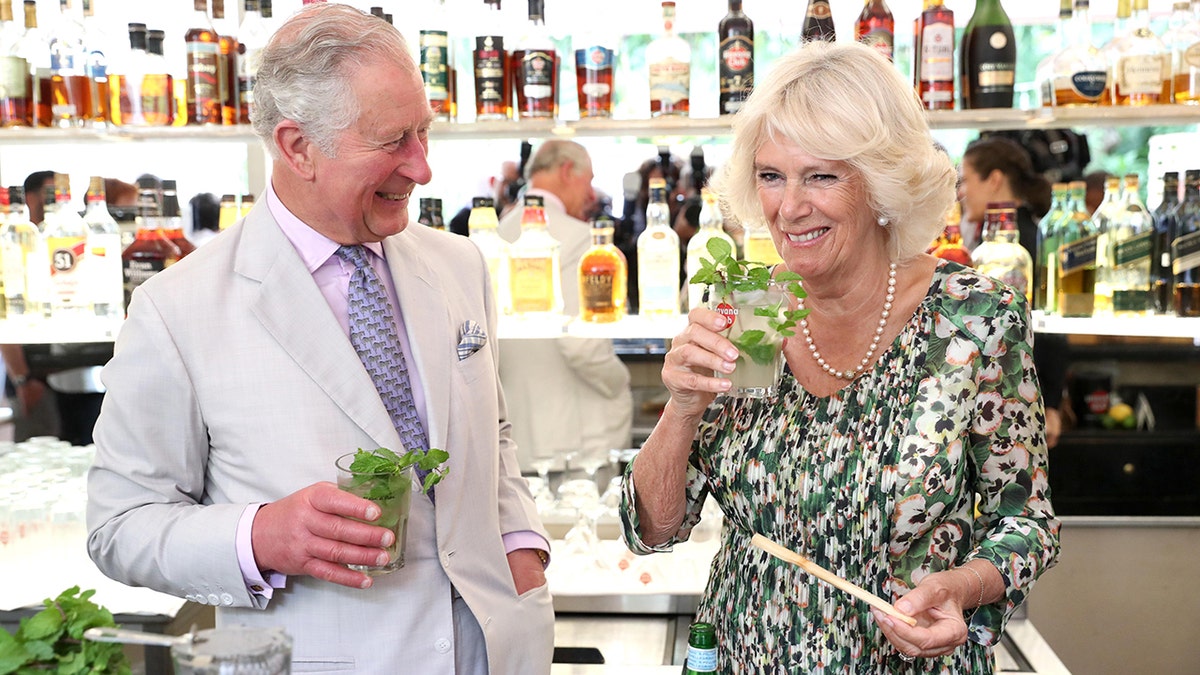 König Charles und Königin Gemahlin Camilla trinken Mojitos.