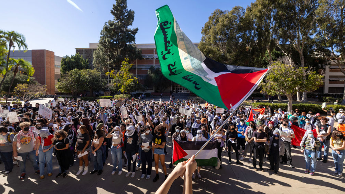 UCLA-Studenten nehmen an einer Protestaktion teil.