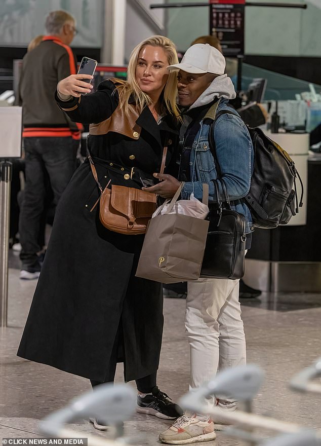 Gefleckt: Josie stellte sich vor, wie sie am Flughafen mit Fans plauderte und Selfies machte