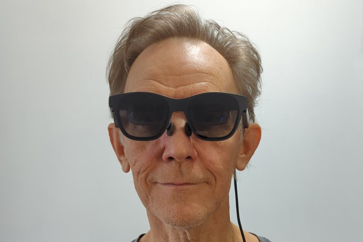 Alan Truly trägt die Datenbrille Xreal Air 2.