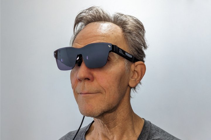 Alan Truly trägt die Datenbrille TCL RayNeo Air 2.