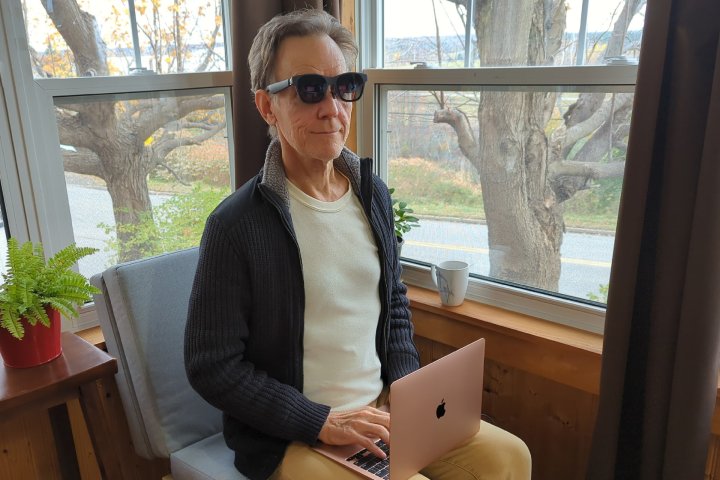 Alan Truly verwendet Xreal Air 2 mit einem MacBook.