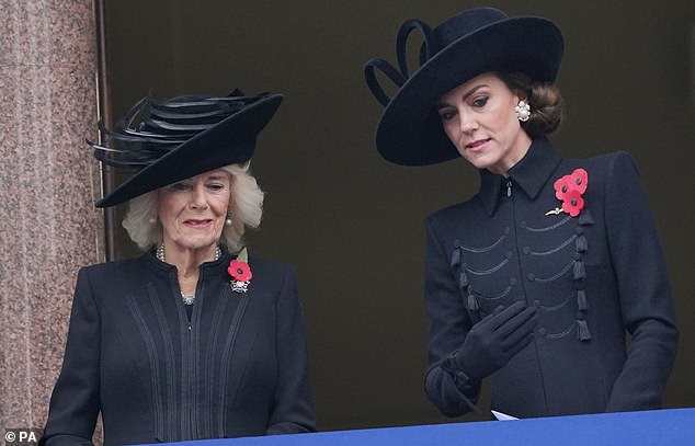 Die Royals standen während des Gottesdienstes im Cenotaph in Whitehall, London, gemeinsam auf einem Balkon des Foreign, Commonwealth and Development Office