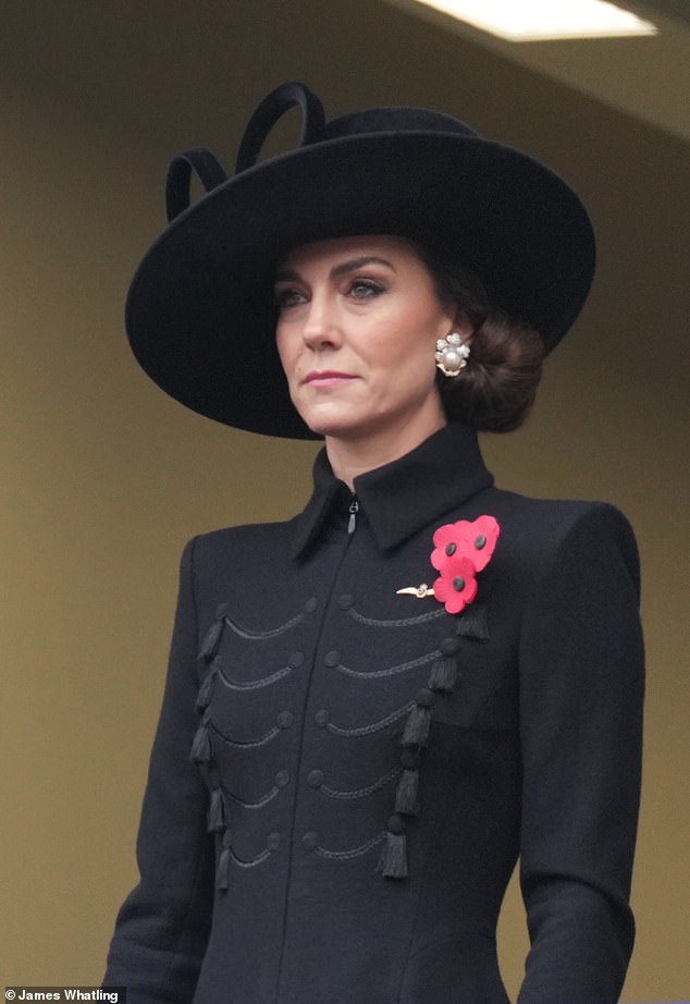 Die Prinzessin von Wales hat ihre Haare in einer eleganten Hochsteckfrisur gestylt und ihr Outfit mit einem schwarzen Hut mit Samtschleifen-Detail abgerundet