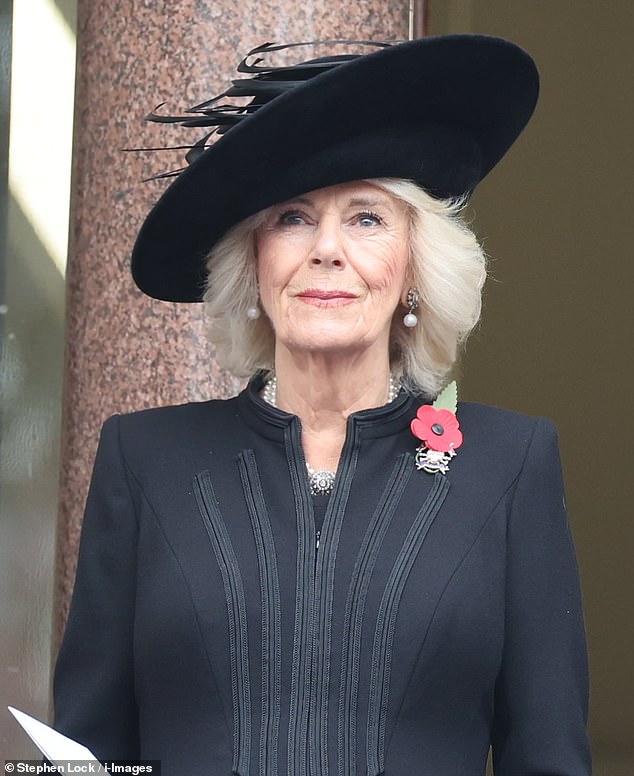Königin Camilla trug bei der heutigen Zeremonie eine einzelne rote Mohnblume, eine Diamantbrosche und Perlenohrringe