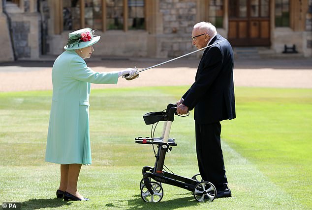 Sir Tom wurde zum Ehrenoberst ernannt und später von der Königin (im Bild 2020) auf Schloss Windsor zum Ritter geschlagen