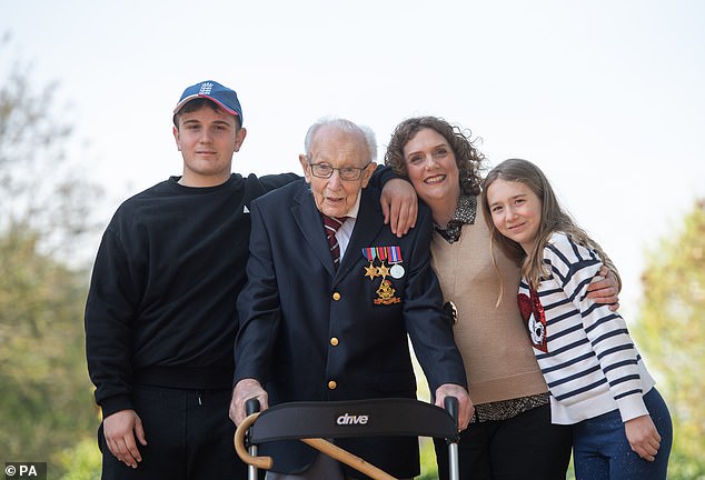 Kapitän Tom Moore mit (von links nach rechts) Enkel Benji, Tochter Hannah Ingram-Moore und Enkelin Georgia in seinem Haus in Marston Moretaine