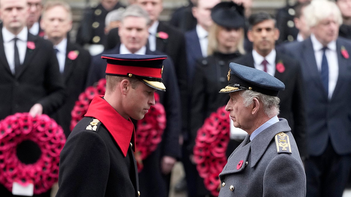 Prinz William und König Charles in Militärkleidung bei der Gedenkfeier