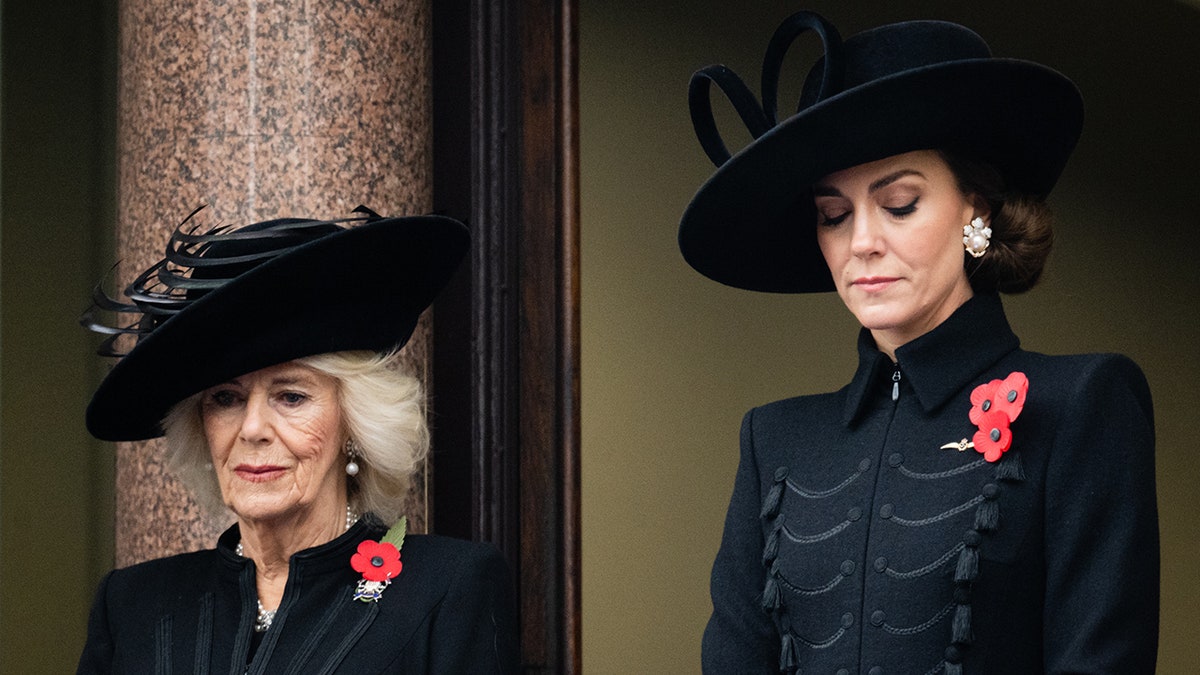 Königin Camilla und Kate Middleton tragen zum Gedenktag ganz schwarze und mohnfarbene Anstecknadeln