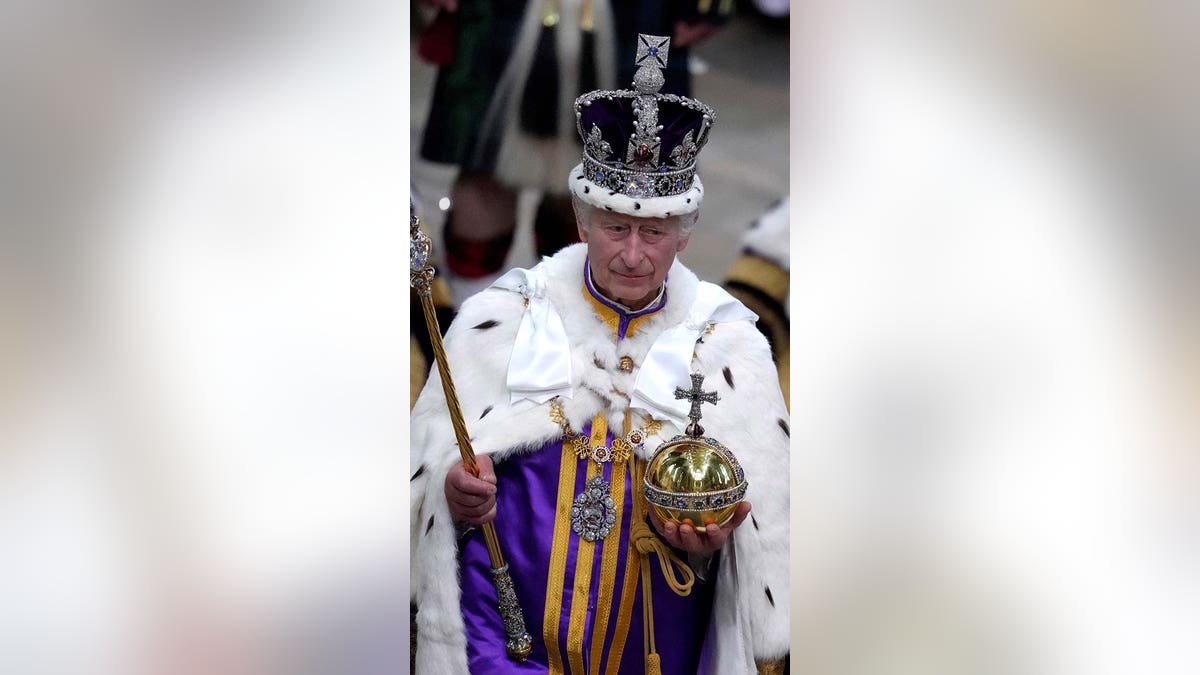 Der britische König Karl III. nimmt an der Krönungsprozession teil