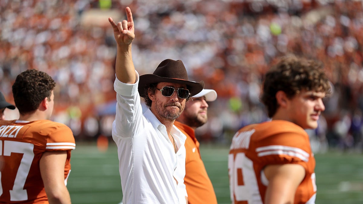Matthew McConaughey wedelt beim Spiel der University of Texas mit der Hand in der Luft
