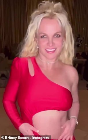 12700849 Britney Spears sagt, sie sei den Fans und Lesern „dankbar“, nachdem ihre Memoiren in der ersten Woche mehr als eine Million Mal verkauft wurden.  Der 41-jährige Sänger wurde am Mittwochabend auf Instagram abgebildet