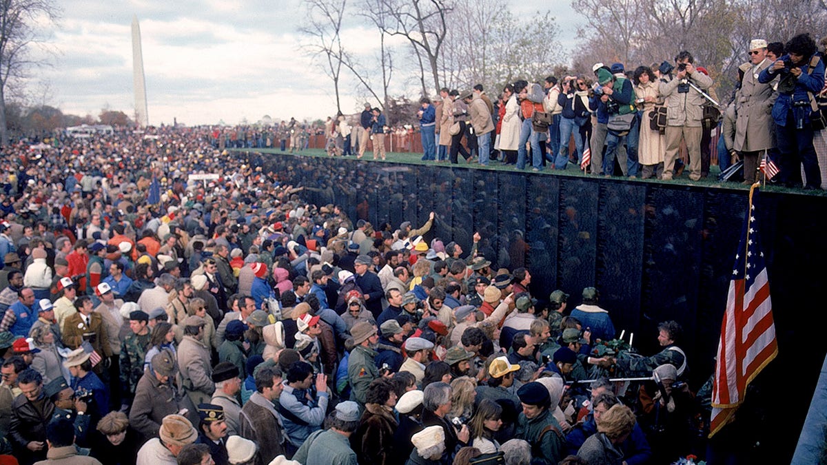 Große Menschenmenge am Vietnam Veterans Memorial