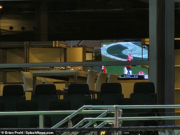 Zum ersten Mal werden Fernseher in VIP-Räumen eingesetzt, wobei die NFL-Action im Mittelpunkt steht