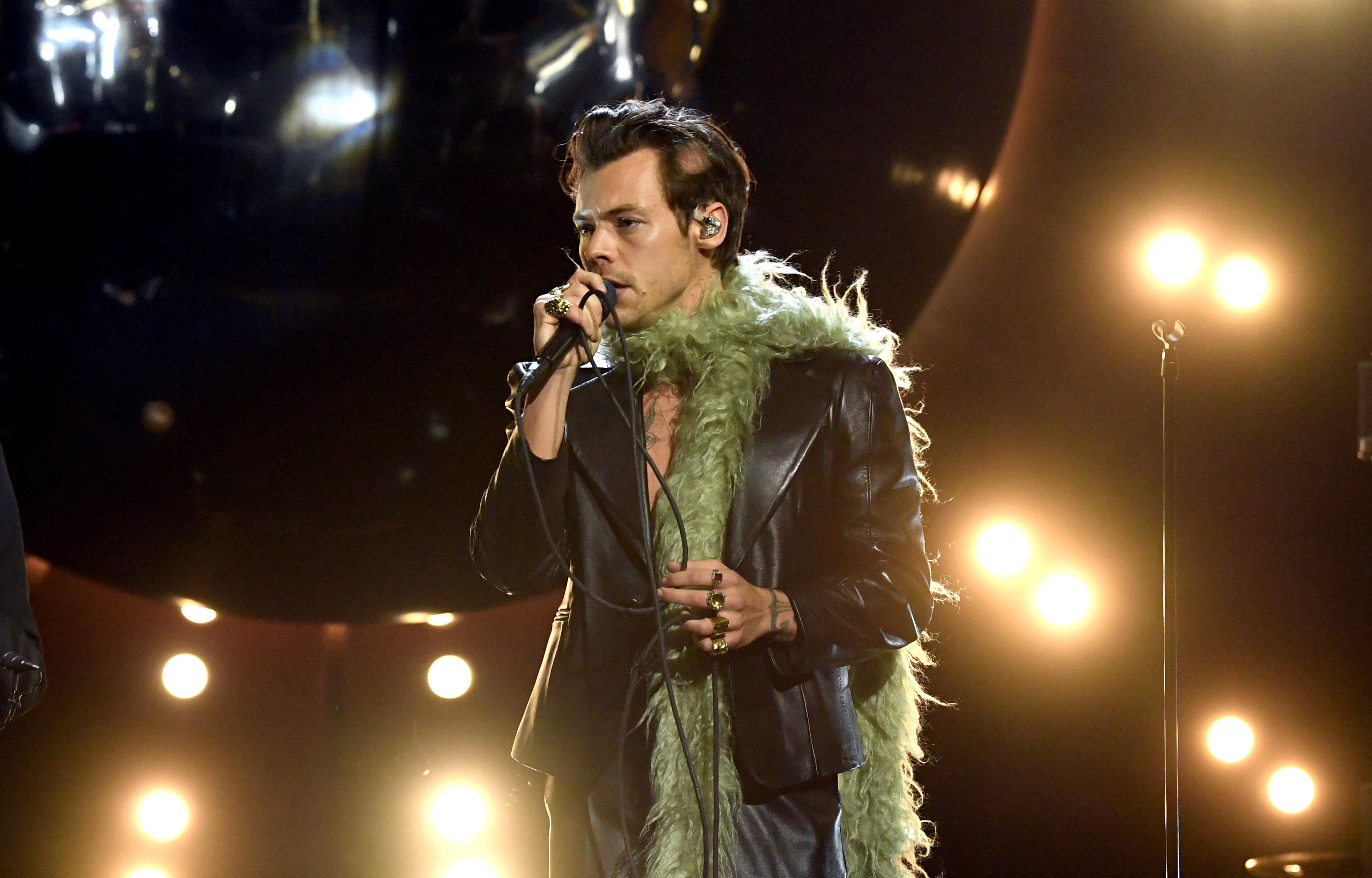Der Auftritt von Harry Styles bei der 63. Grammy-Verleihung trug einen Ohrhörer.