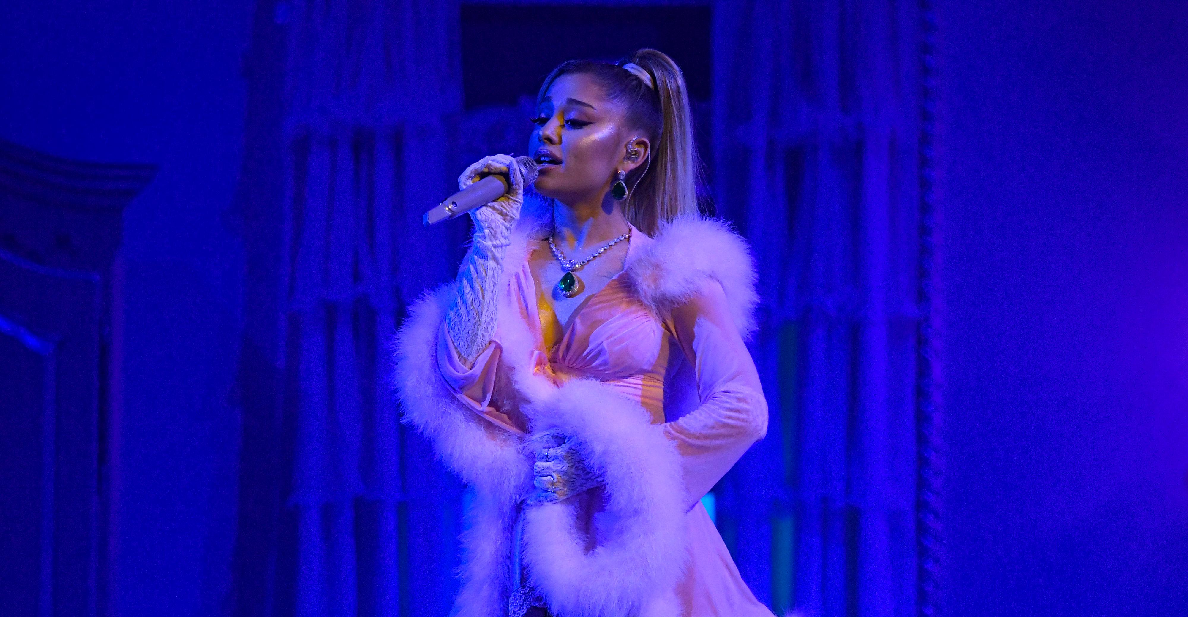 Ariana Grande trägt bei ihrem Auftritt bei den Grammy Awards 2020 unbedingt einen Ohrhörer.