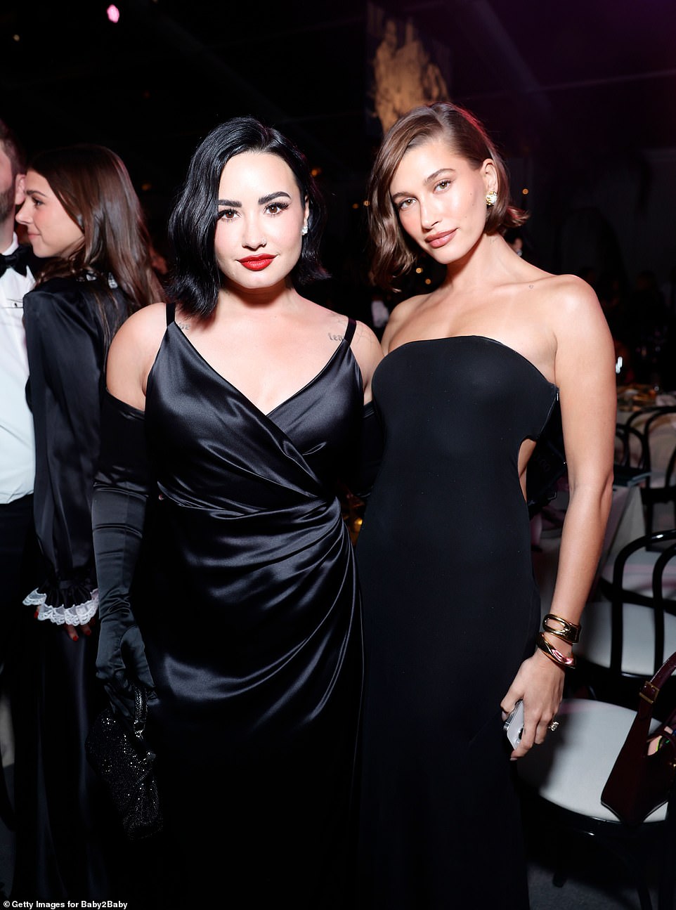 Damen in Schwarz: Auch Sängerin Demi Lovato glänzte neben einer sehr beliebten Hailey