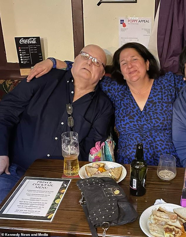 Frau Thwaites, die mit dem 69-jährigen Dave Thwaites (Bild links) verheiratet ist, teilt ihre Leidensgeschichte, um die Menschen zu ermutigen, ihre Verlegenheit zu überwinden und sich auf ungewöhnliche Dinge untersuchen zu lassen