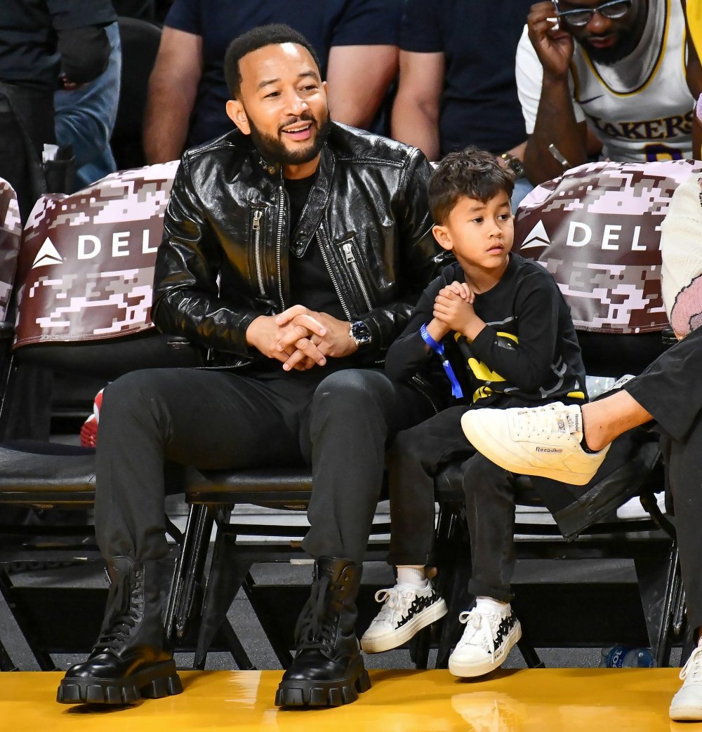 John Legend genießt ein Einzelgespräch mit Sohn Miles, während er beim Spiel der Lakers am Spielfeldrand sitzt