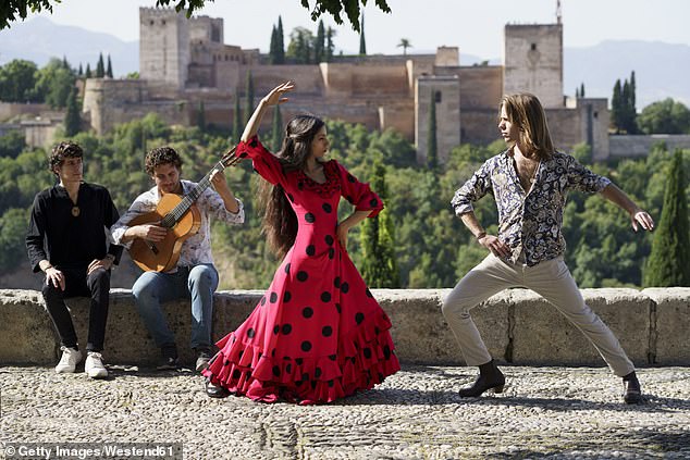 Oben eine Flamenco-Aufführung vor dem Alhambra-Palast.  Michael sagt, dass seine Opulenz „einen Stillstand hervorruft“