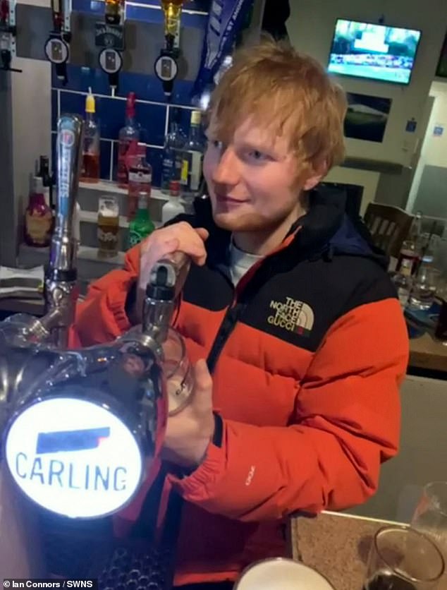 Überraschend: Der 32-jährige englische Sänger überraschte die Fans, als er auftauchte, um im Rumburgh Buck ein Bier zu trinken (im Bild beim Biertrinken in Birmingham bei einem weiteren überraschenden Auftritt)