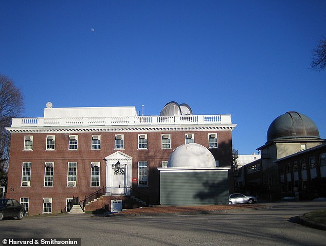 Das Observatorium des Galileo-Projekts von Loeb zeichnete den Boom mit einem riesigen, hochempfindlichen Mikrofon (im Bild) auf, das er auf dem Dach eines Gebäudes auf dem Harvard-Campus installierte