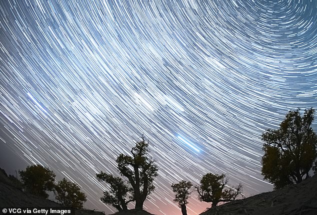 Der orionidische Meteorschauer, der jedes Jahr im Herbst stattfindet, wenn die Erde durch einen Trümmerstrom des Halleyschen Kometen strömt, erreichte am 21. Oktober mit bis zu 25 Sternschnuppen pro Stunde seinen Höhepunkt