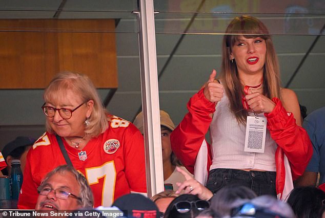 Swift war vor Ort, um Travis bei seinem Spiel gegen die Chicago Bears am 24. September zu beobachten, als sie neben Donna in einer Luxusloge saß