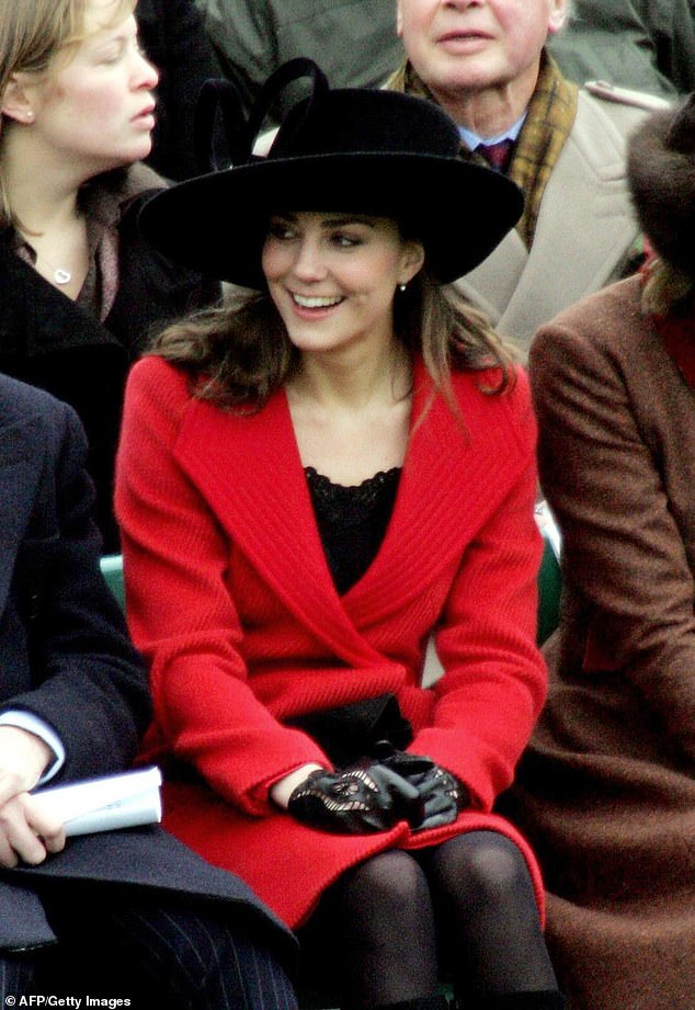 Im Bild: Kate Middleton trug zum ersten Mal den schwarzen Hut von Philip Treacy, als sie 2006 Prinz William bei seiner Ohnmachtsparade in Sandhurst beobachtete