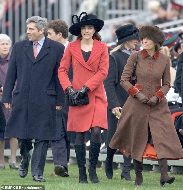Im Jahr 2006 kombinierte Kate ihren Samthut mit einem roten Mantel, einem schwarzen Kleid mit Spitzenbesatz, Lederhandschuhen und kniehohen Stiefeln