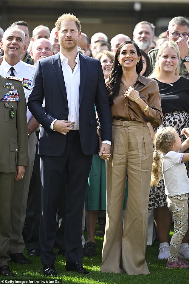 Prinz Harry (im Bild links) und Meghan Markle (im Bild rechts) seien vom Buckingham Palace nicht über die Party gesprochen worden, sagte ihr Sprecher