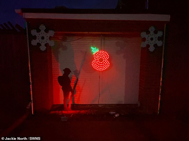 Ihr Haus ist jetzt mit 12.000 roten Lichtern, Silhouetten von Soldaten und einer riesigen leuchtenden Mohnblume an ihrem Garagentor geschmückt – und es ist bekannt, dass es den Verkehr stoppt