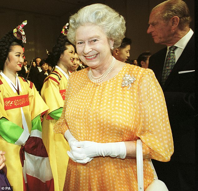 Im Bild: Die Königin trägt an ihrem 73. Geburtstag während eines Staatsbesuchs in Südkorea die Brosche „Diamond & Pearl Leaf“.