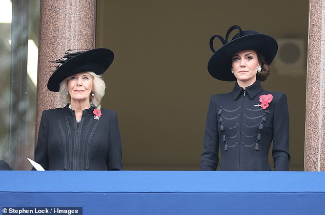 Im Bild: Königin Camilla und die Prinzessin von Wales beim jährlichen Gedenksonntagsgottesdienst im Cenotaph