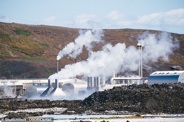 Islands Justizministerin Gudrun Hafsteinsdottir sagte dem Staatssender RUV, dass ein großer Deich zum Schutz des Geothermiekraftwerks Svartsengi entworfen wurde (Dateibild).