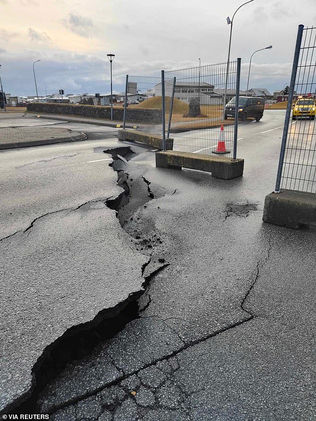 Straßen wurden gesperrt, als nach Erschütterungen und zunehmender seismischer und vulkanischer Aktivität große Risse entstanden