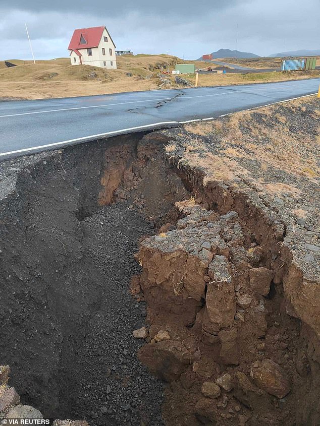 Am 11. November treten bei vulkanischer Aktivität in der Nähe von Grindavik in Island große Risse auf einer Straße auf
