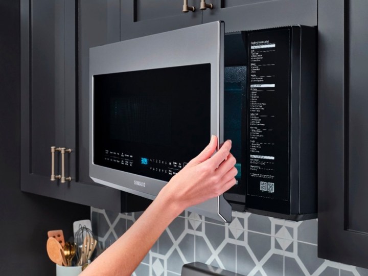 Öffnen des Samsung 2.1 cu.  ft. Großherd-Mikrowelle in einer Küche.