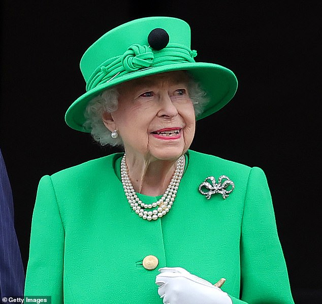 Die Königin trägt bei ihren Platin-Jubiläumsfeierlichkeiten im Jahr 2022 ihre Lieblingsperlenkette