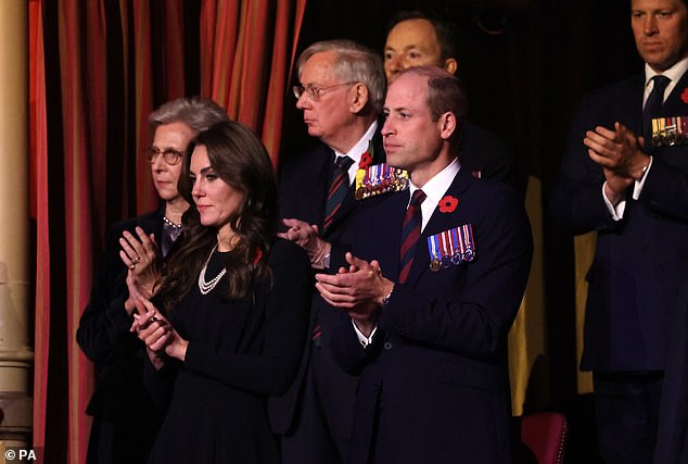 Kate und William stehen an der Spitze des Applauses, während sie am jährlichen Remembrance-Festival teilnehmen