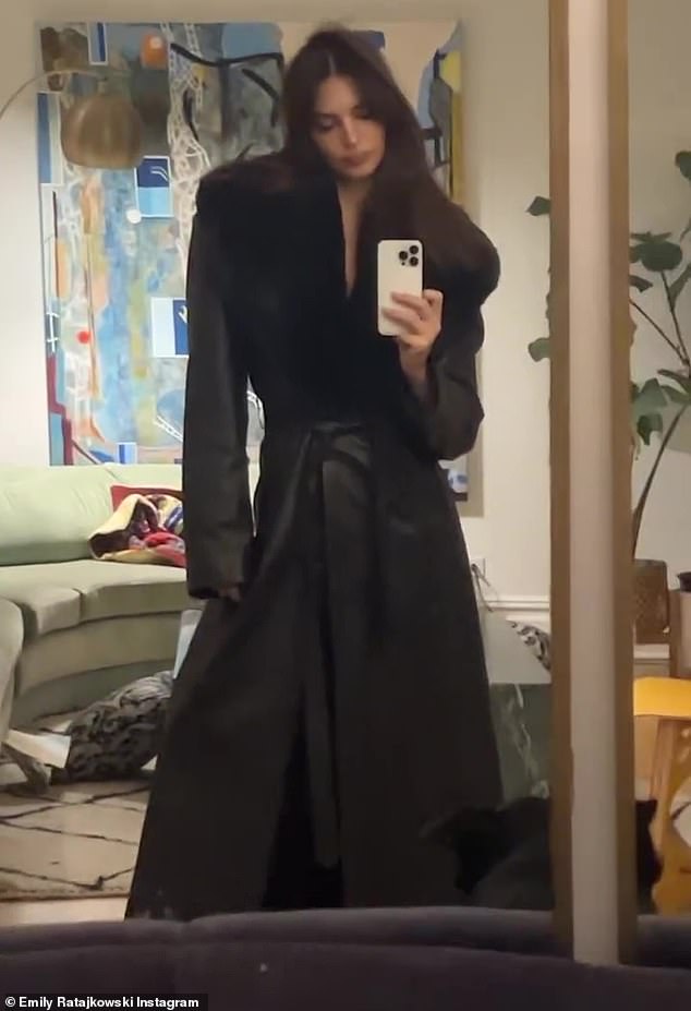 Outfit-Check: Bevor sie sich auf den Weg in die geschäftige Nacht machte, blätterte Emily zu ihren Instagram-Storys, um ein Video-Selfie hochzuladen, das sie im Spiegelbild gefilmt hatte