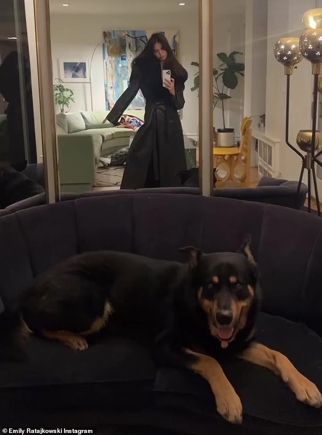 Bezaubernd: Ihr entzückender Hund Colombo war ebenfalls in der kurzen Rolle zu sehen, als der pelzige Begleiter auf einer bequemen Couch ruhte