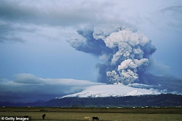 Während der Ausbruch als überschwänglicher Ausbruch begann, bei dem Lava vom Vulkan über den Boden floss, trat der Vulkan am 14. April in ein explosives Stadium ein. Dieses Mal wurde die Explosion mit einer Vier auf der Vulkanskala gemessen