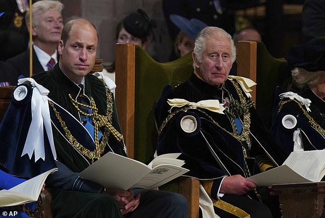Prinz William wünschte König Charles heute alles Gute zum Geburtstag.  Beide abgebildet während des Nationalen Thanksgiving-Gottesdienstes