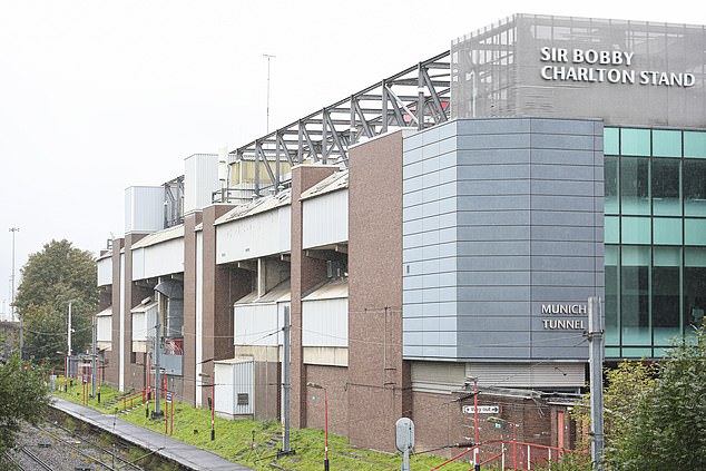 Die Rückseite der Tribüne von Sir Bobby Charlton sieht jetzt aus wie der Eingang zu einem heruntergekommenen Stadion der vierten Division aus den 1980er Jahren