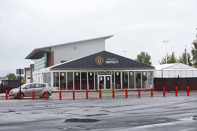 Auf dem Parkplatz hinter dem Sir-Alex-Ferguson-Stand wurde ein weißes Festzelt aufgestellt, das Gastfreundschaft bietet, und ist ein Beispiel für die Besessenheit, jeden möglichen Penny herauszuholen