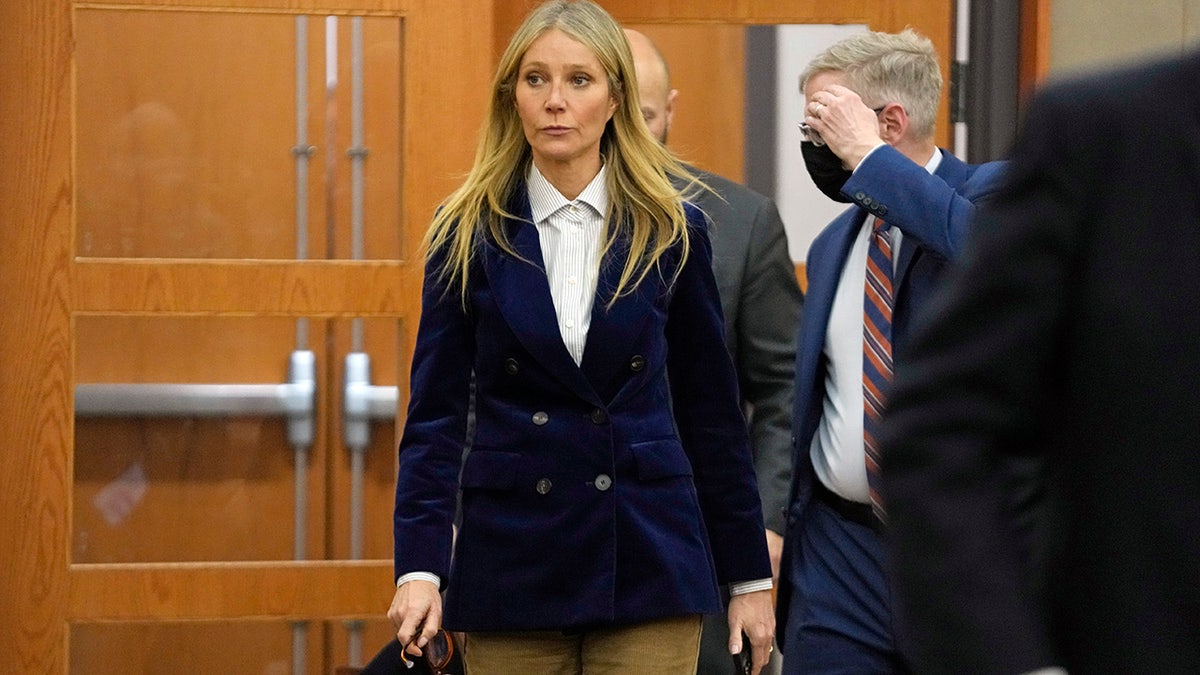 Gwyneth Paltrow betritt den Gerichtssaal in einem blauen Blazer und einer Khakihose